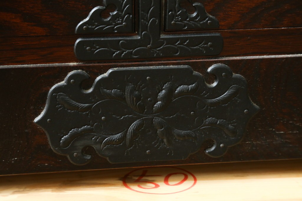 中古　美品　岩谷堂箪笥　黒金具が重厚な雰囲気を添えるサイドボード　(R-090338)