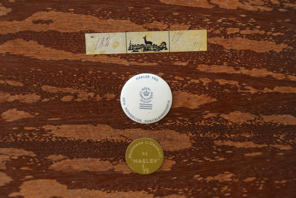デンマークヴィンテージ　1960年から1970年頃　HASLEV(ハスレヴ)　チーク材　ROYAL COPENHAGEN(ロイヤルコペンハーゲン)のタイル付きスクエアテーブル　(R-090341)