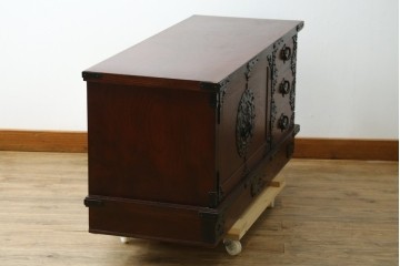 中古　美品　岩谷堂箪笥　桜木作　迫力ある金具が魅力のローボード　(R-090342)