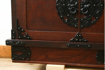 中古　美品　岩谷堂箪笥　桜木作　迫力ある金具が魅力のローボード　(R-090342)
