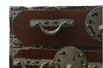和製アンティーク　明治期　木瓜形の引手と大ぶりな丸金具が目を引く米沢小箪笥　(R-090344)