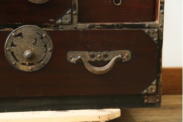 和製アンティーク　明治期　木瓜形の引手と大ぶりな丸金具が目を引く米沢小箪笥　(R-090344)