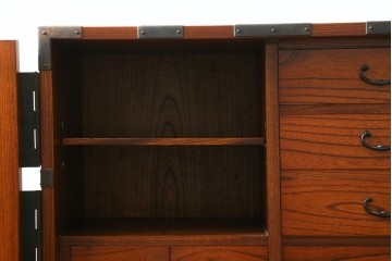 和製ヴィンテージ　昭和中期　美品!!　高級品!!　職人手作り工芸家具　三方欅(ケヤキ)材・内部桐材　手打ち金具が見事な観音開きの帳場箪笥　(R-090345)