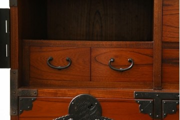 和製ヴィンテージ　昭和中期　美品!!　高級品!!　職人手作り工芸家具　三方欅(ケヤキ)材・内部桐材　手打ち金具が見事な観音開きの帳場箪笥　(R-090345)
