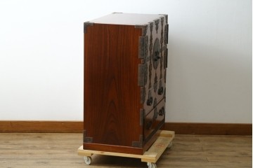 和製ヴィンテージ　昭和中期　美品!!　高級品!!　職人手作り工芸家具　三方欅(ケヤキ)材・内部桐材　手打ち金具が見事な観音開きの帳場箪笥　(R-090345)