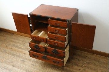 和製ヴィンテージ　昭和中期　美品!!　高級品!!　職人手作り工芸家具　三方欅(ケヤキ)材・内部桐材　手打ち金具が見事な観音開きの帳場箪笥　(R-090345)