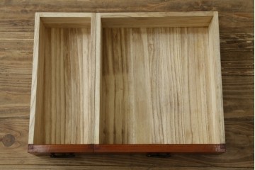和製ヴィンテージ　昭和中期　美品!!　高級品!!　職人手作り工芸家具　三方欅(ケヤキ)材・内部桐材　手打ち金具が見事な観音開きの帳場箪笥　(R-090345)