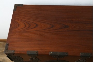 和製ヴィンテージ　昭和中期　美品!!　高級品!!　職人手作り工芸家具　三方欅(ケヤキ)材・内部桐材　手打ち金具が見事な観音開きの帳場箪笥　(R-090345)