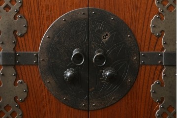 和製ヴィンテージ　昭和中期　美品!!　高級品!!　職人手作り工芸家具　三方欅(ケヤキ)材・内部桐材　手打ち金具が見事な観音開きの帳場箪笥　(R-090345)
