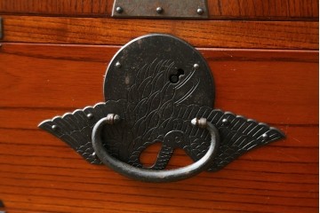 和製ヴィンテージ　昭和中期　美品!!　高級品!!　職人手作り工芸家具　三方欅(ケヤキ)材・内部桐材　手打ち金具が見事な観音開きの帳場箪笥　(R-090345)