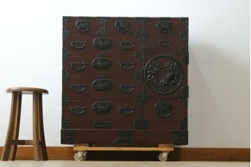 和製ヴィンテージ　超美品!!　高級品　三方欅(ケヤキ)材　木地呂塗り　唐獅子に牡丹を描いた手打ち金具が豪華な仙台箪笥　定価推定約80万円　(R-090349)