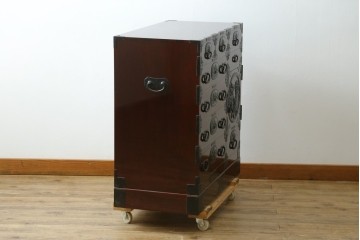 和製ヴィンテージ　超美品!!　高級品　三方欅(ケヤキ)材　木地呂塗り　唐獅子に牡丹を描いた手打ち金具が豪華な仙台箪笥　定価推定約80万円　(R-090349)