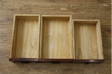 和製ヴィンテージ　超美品!!　高級品　三方欅(ケヤキ)材　木地呂塗り　唐獅子に牡丹を描いた手打ち金具が豪華な仙台箪笥　定価推定約80万円　(R-090349)