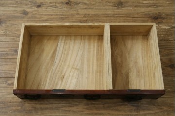 和製ヴィンテージ　超美品!!　高級品　三方欅(ケヤキ)材　木地呂塗り　唐獅子に牡丹を描いた手打ち金具が豪華な仙台箪笥　定価推定約80万円　(R-090349)