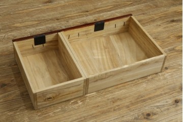 和製ヴィンテージ　超美品!!　高級品　三方欅(ケヤキ)材　木地呂塗り　唐獅子に牡丹を描いた手打ち金具が豪華な仙台箪笥　定価推定約80万円　(R-090349)