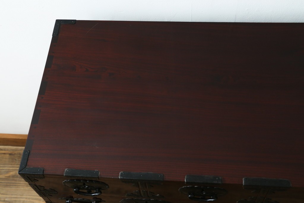 和製ヴィンテージ　超美品!!　高級品　三方欅(ケヤキ)材　木地呂塗り　唐獅子に牡丹を描いた手打ち金具が豪華な仙台箪笥　定価推定約80万円　(R-090349)