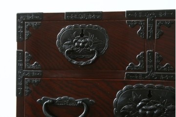 和製ヴィンテージ　超美品!!　高級品　三方欅(ケヤキ)材　木地呂塗り　唐獅子に牡丹を描いた手打ち金具が豪華な仙台箪笥　定価推定約80万円　(R-090349)