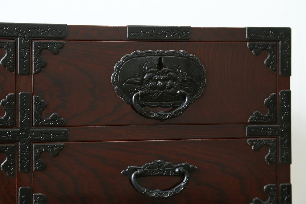 和製ヴィンテージ　超美品!!　高級品　三方欅(ケヤキ)材　木地呂塗り　唐獅子に牡丹を描いた手打ち金具が豪華な仙台箪笥　定価推定約80万円　(R-090349)