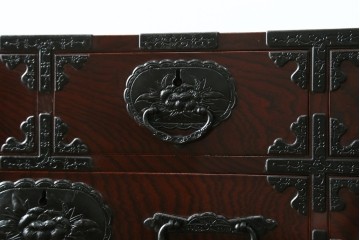 和製ヴィンテージ　超美品!!　高級品　三方欅(ケヤキ)材　木地呂塗り　唐獅子に牡丹を描いた手打ち金具が豪華な仙台箪笥　定価推定約80万円　(R-090349)