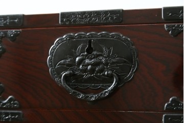 和製ヴィンテージ　超美品!!　高級品　三方欅(ケヤキ)材　木地呂塗り　唐獅子に牡丹を描いた手打ち金具が豪華な仙台箪笥　定価推定約80万円　(R-090349)