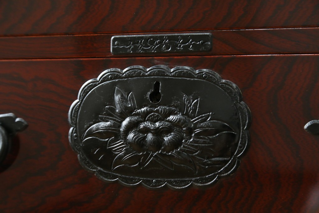 和製ヴィンテージ　超美品!!　高級品　三方欅(ケヤキ)材　木地呂塗り　唐獅子に牡丹を描いた手打ち金具が豪華な仙台箪笥　定価推定約80万円　(R-090349)