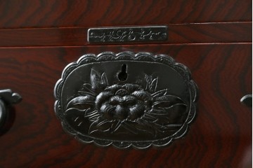 和製ヴィンテージ　超美品!!　高級品　三方欅(ケヤキ)材　木地呂塗り　唐獅子に牡丹を描いた手打ち金具が豪華な仙台箪笥　定価推定約80万円　(R-090349)