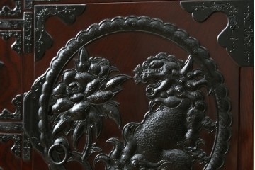 和製ヴィンテージ　超美品!!　高級品　三方欅(ケヤキ)材　木地呂塗り　唐獅子に牡丹を描いた手打ち金具が豪華な仙台箪笥　定価推定約80万円　(R-090349)