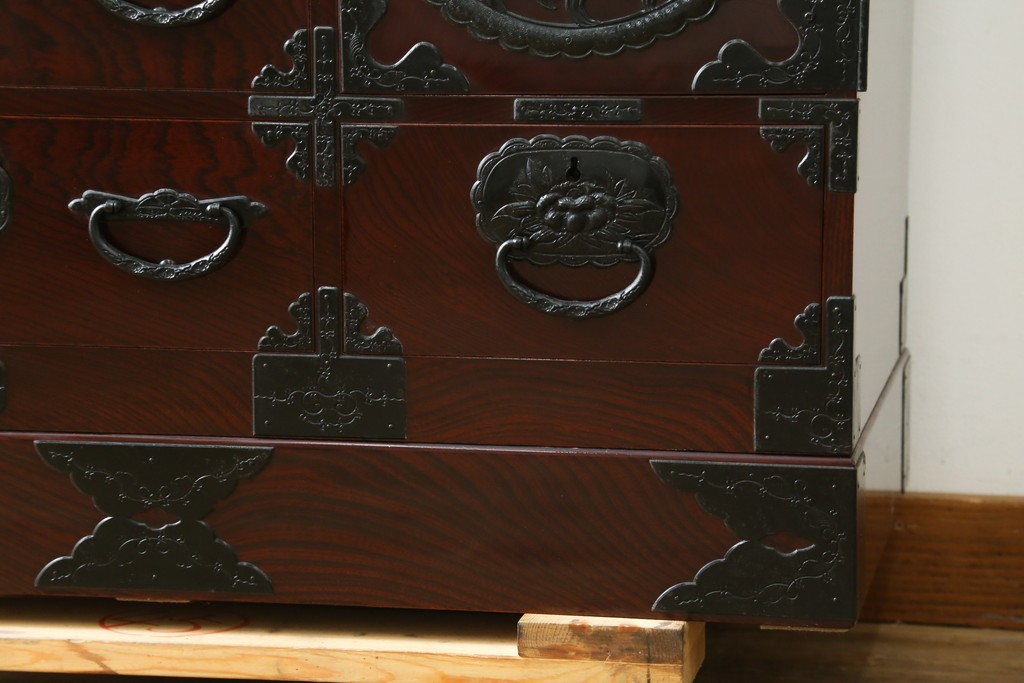和製ヴィンテージ　超美品!!　高級品　三方欅(ケヤキ)材　木地呂塗り　唐獅子に牡丹を描いた手打ち金具が豪華な仙台箪笥　定価推定約80万円　(R-090349)