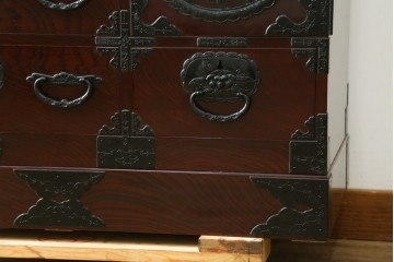 和製ヴィンテージ　超美品!!　高級品　三方欅(ケヤキ)材　木地呂塗り　唐獅子に牡丹を描いた手打ち金具が豪華な仙台箪笥　定価推定約80万円　(R-090349)