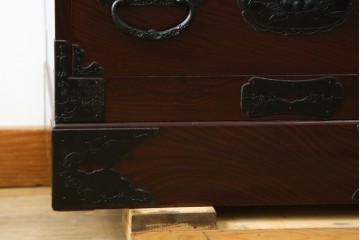 和製ヴィンテージ　超美品!!　高級品　三方欅(ケヤキ)材　木地呂塗り　唐獅子に牡丹を描いた手打ち金具が豪華な仙台箪笥　定価推定約80万円　(R-090349)