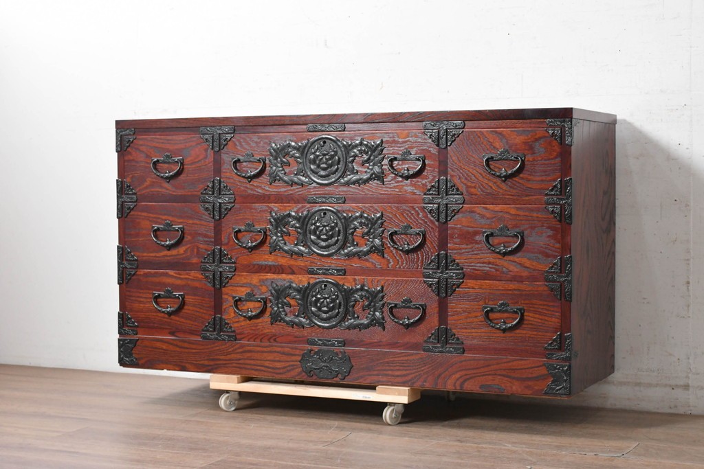 中古　美品　岩谷堂箪笥　重厚な飾り金具と豊かな木目が魅力の衣装箪笥　(R-090360)