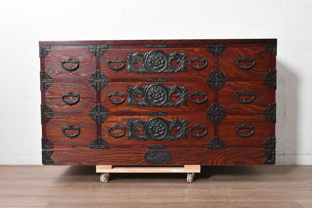 中古　美品　岩谷堂箪笥　重厚な飾り金具と豊かな木目が魅力の衣装箪笥　(R-090360)