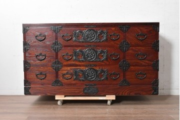 中古　美品　岩谷堂箪笥　重厚な飾り金具と豊かな木目が魅力の衣装箪笥　(R-090360)