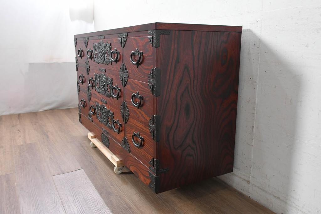 中古　美品　岩谷堂箪笥　重厚な飾り金具と豊かな木目が魅力の衣装箪笥　(R-090360)