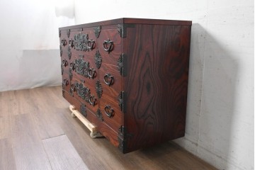 中古　美品　岩谷堂箪笥　重厚な飾り金具と豊かな木目が魅力の衣装箪笥　(R-090360)