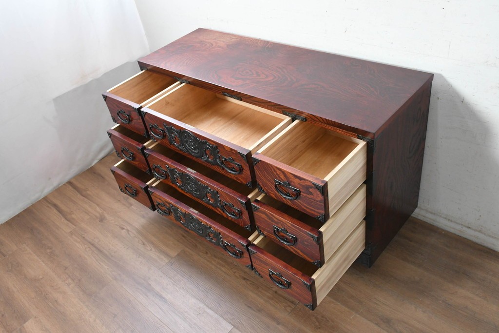中古　美品　岩谷堂箪笥　重厚な飾り金具と豊かな木目が魅力の衣装箪笥　(R-090360)