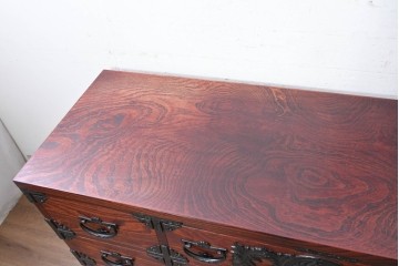 中古　美品　岩谷堂箪笥　重厚な飾り金具と豊かな木目が魅力の衣装箪笥　(R-090360)