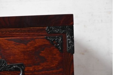 中古　美品　岩谷堂箪笥　重厚な飾り金具と豊かな木目が魅力の衣装箪笥　(R-090360)