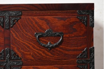 中古　美品　岩谷堂箪笥　重厚な飾り金具と豊かな木目が魅力の衣装箪笥　(R-090360)