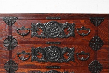 中古　美品　岩谷堂箪笥　重厚な飾り金具と豊かな木目が魅力の衣装箪笥　(R-090360)