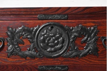 中古　美品　岩谷堂箪笥　重厚な飾り金具と豊かな木目が魅力の衣装箪笥　(R-090360)
