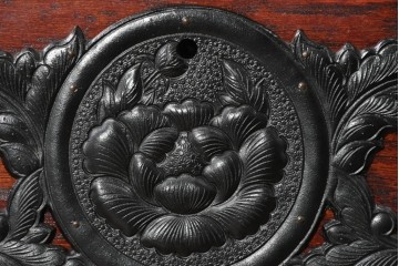 中古　美品　岩谷堂箪笥　重厚な飾り金具と豊かな木目が魅力の衣装箪笥　(R-090360)