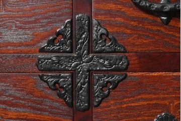 中古　美品　岩谷堂箪笥　重厚な飾り金具と豊かな木目が魅力の衣装箪笥　(R-090360)