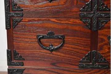 中古　美品　岩谷堂箪笥　重厚な飾り金具と豊かな木目が魅力の衣装箪笥　(R-090360)