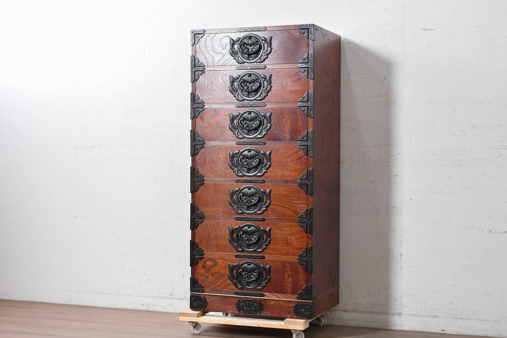 中古　岩谷堂箪笥　引き出し7杯　牡丹文様の飾り金具と豊かな木目が魅力の縦型チェスト　(R-090361)