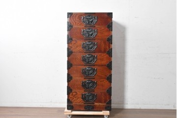 中古　岩谷堂箪笥　引き出し7杯　牡丹文様の飾り金具と豊かな木目が魅力の縦型チェスト　(R-090361)