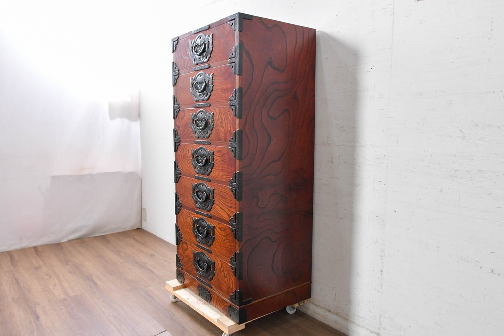 中古　岩谷堂箪笥　引き出し7杯　牡丹文様の飾り金具と豊かな木目が魅力の縦型チェスト　(R-090361)