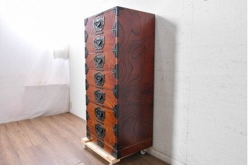 中古　岩谷堂箪笥　引き出し7杯　牡丹文様の飾り金具と豊かな木目が魅力の縦型チェスト　(R-090361)
