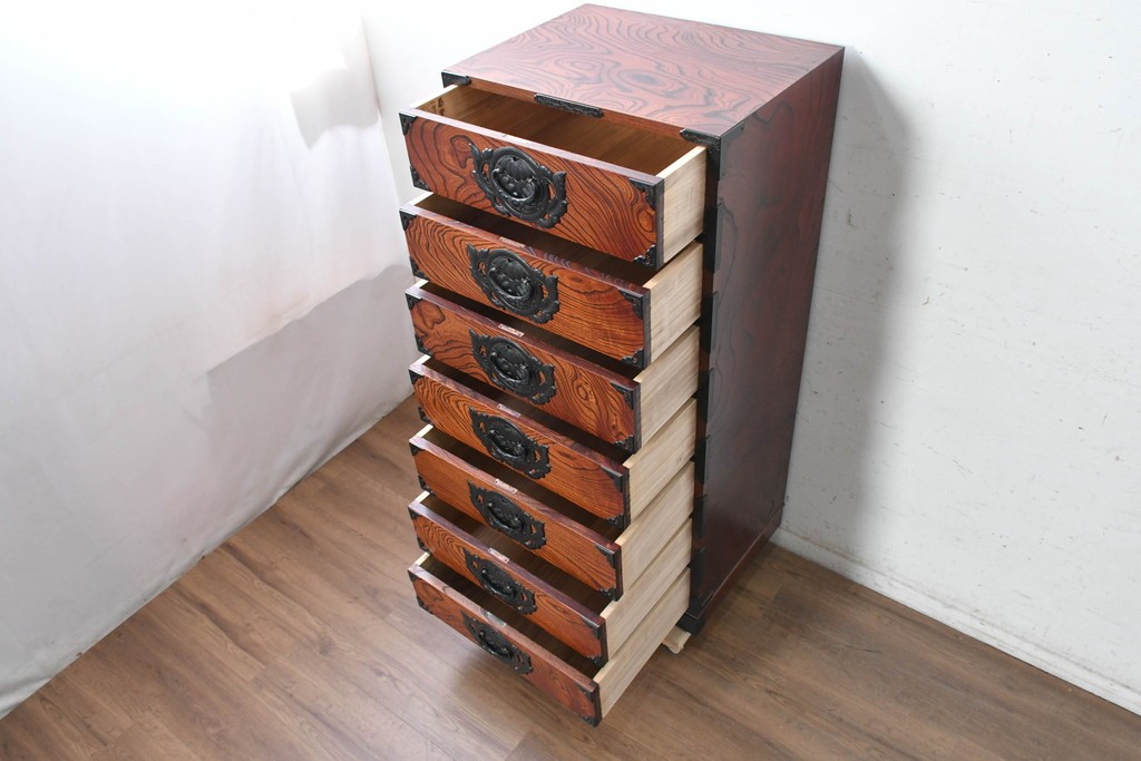 中古　岩谷堂箪笥　引き出し7杯　牡丹文様の飾り金具と豊かな木目が魅力の縦型チェスト　(R-090361)
