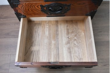 中古　岩谷堂箪笥　引き出し7杯　牡丹文様の飾り金具と豊かな木目が魅力の縦型チェスト　(R-090361)